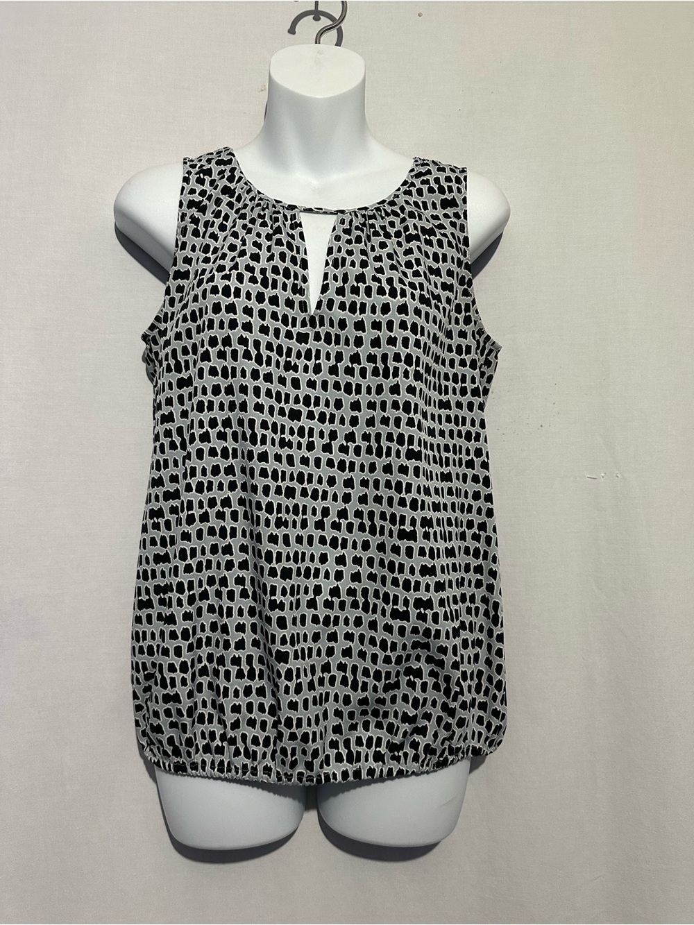 Banana Republic Black & Gray Printed Sleeveless Keyhole Blouse | Size S